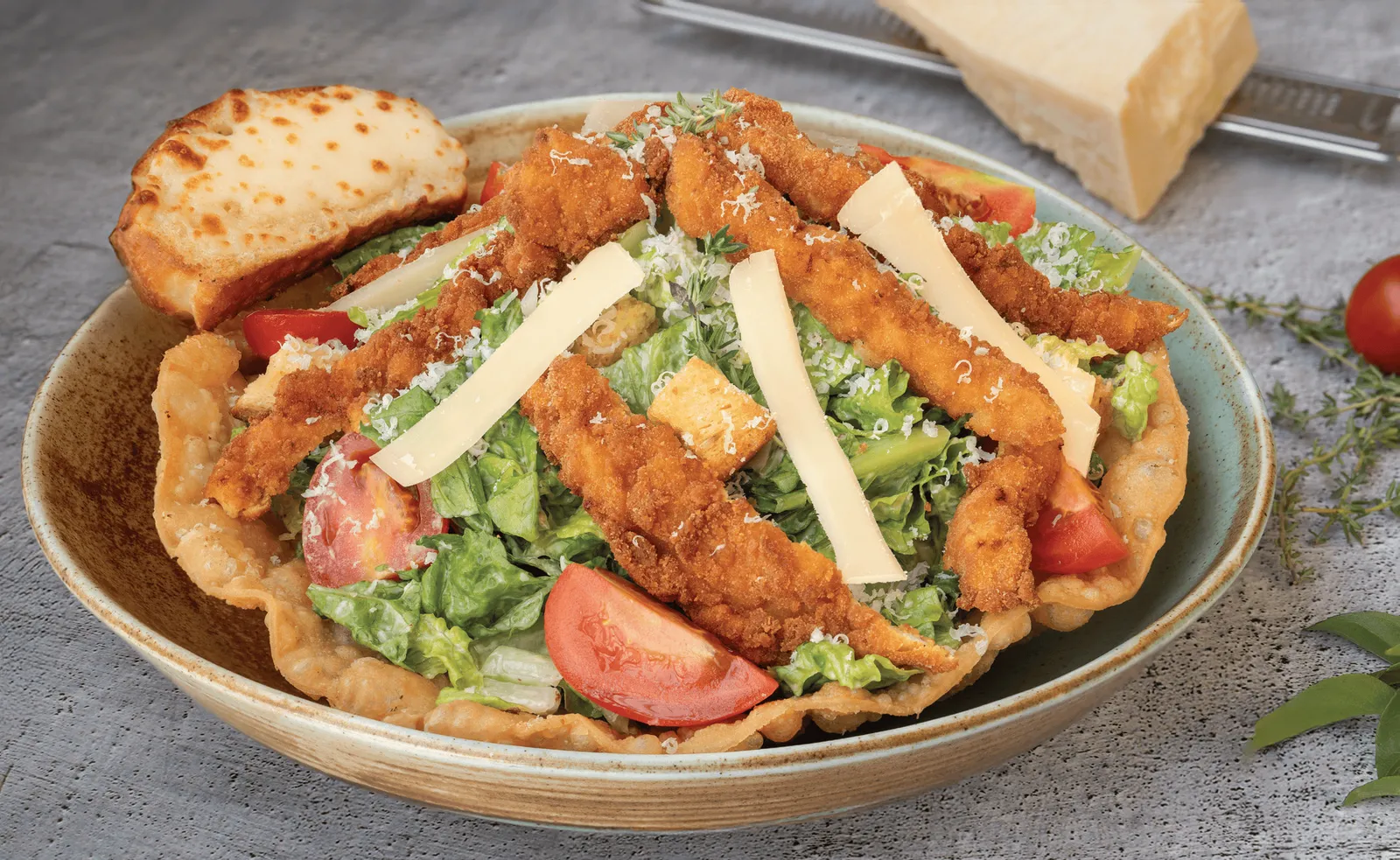 Kızarmış Tavuklu Sezar Salata